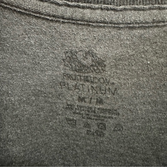 🔥3 for $15🔥 Fruit of the loom t-shirt in Medium - Picture 2 of 3